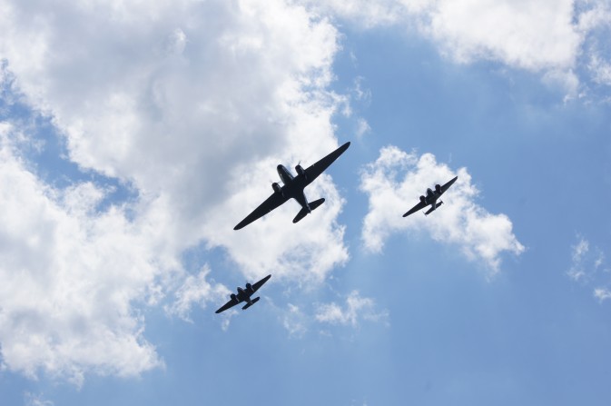 Training für die Airshow 14. DC 3 und Beech 18 , Formationsflug über Grandcourt Foto: C H. Odermatt