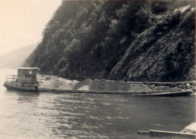 Abtransport von Bergschotter - mühsame Handarbeit. Der Schwalmis wird richtig ins Wasser gedrückt!