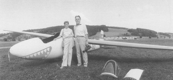 Hilda und Ruedi Sägesser auf dem Flugfeld Luzern-Beromünster Die WLM-2 HB-562 wurde in Thörigen revidiert Bild IG Albatros