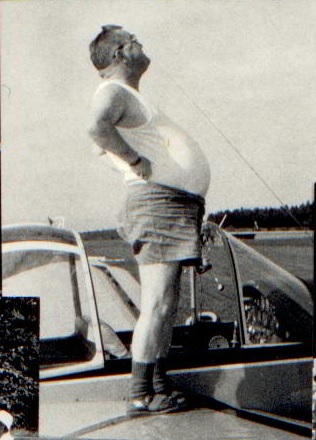Otto Büttiker, hier als Schlepp-Pilot auf dem Flügel der Käseglocke, der Morane Commodore, dem Luftamtschlepper in Montricher - Foto und copyright Herbert Odermatt
