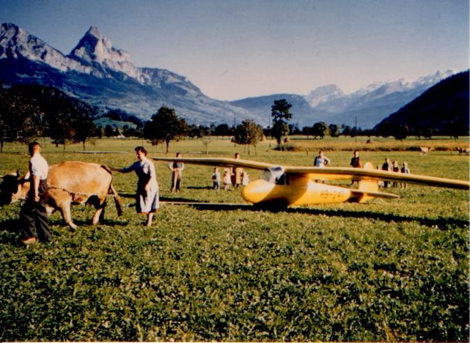 Aussenlandung am Lauerzersee mit dem Segelflugzeug S17/S18 HB-247 der SG Luzern nach einem Gummiseilstart auf der Rigi anno 1953/1954 Foto: Hans Landis