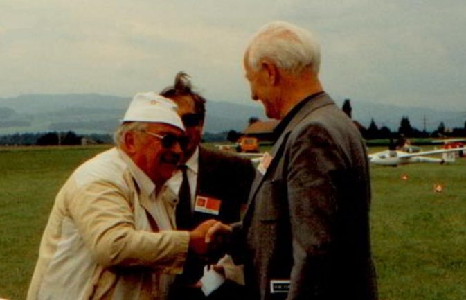 Hans Nietlispach (li) begrüsst an einem RAL in Bern einen alten Bekannten: Jakob Geering. Foto: Herbert Odermatt